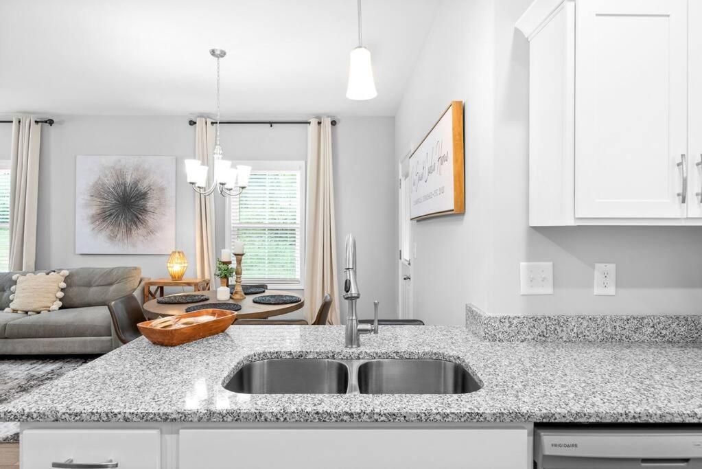 One-Of-A-Kind Smart, Cookie Themed Home For Up To 6 克拉克斯维尔 外观 照片